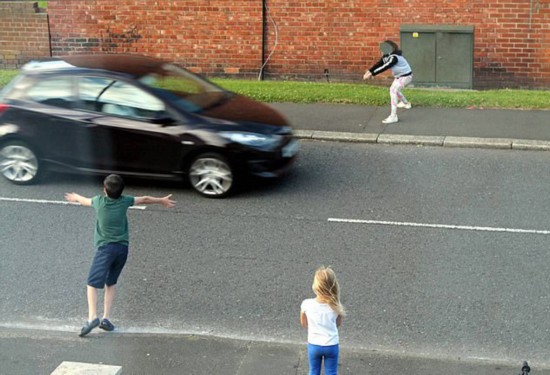 男孩玩闹时不慎戳到同学眼睛,课间男孩眼睛被同学戳伤