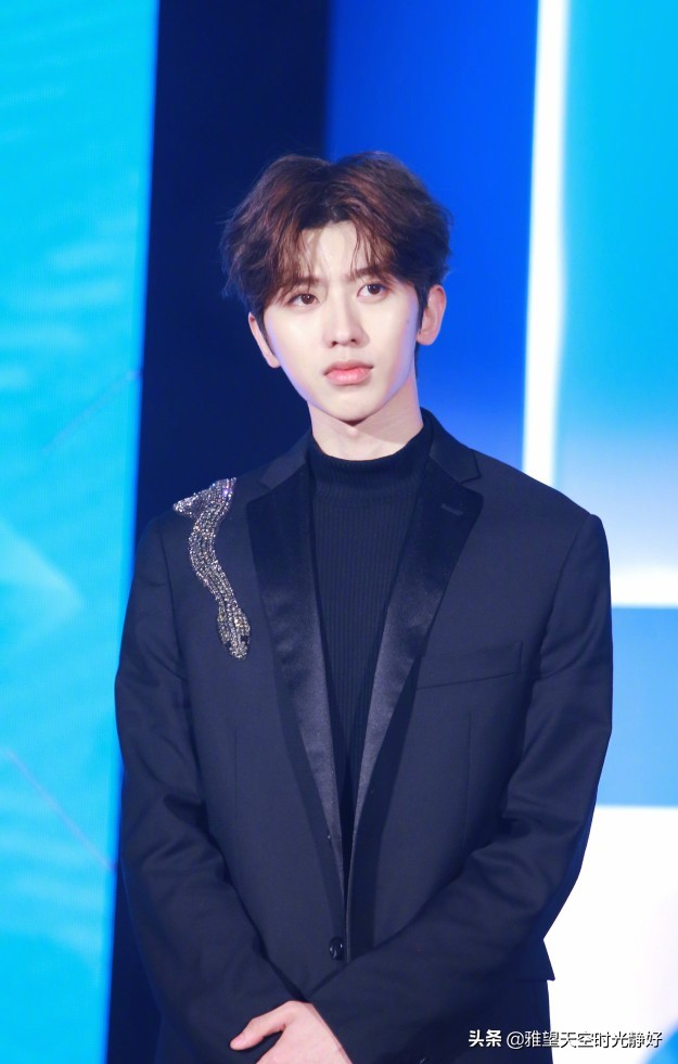 痞帅风男明星壁纸黑色,黑色西装壁纸