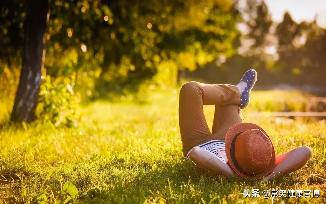 右脸比左脸小30岁后不好吗,左脸比右脸突出是什么原因