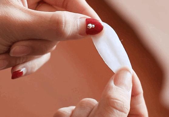 硬刚女皇龙妈也扛不住法令纹，2条沟壑让人心疼，贴一贴就消了