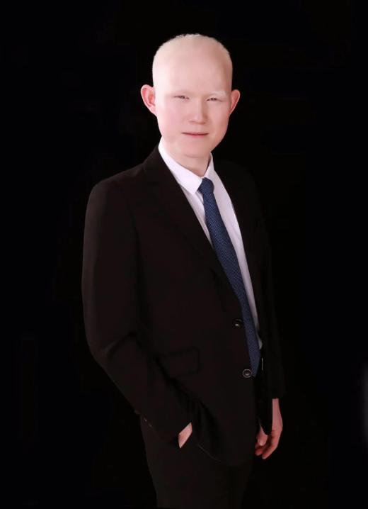 他自幼双眼弱视，却自强不息拿下本科学位，如今留京成功创业拥有两家按摩中心！