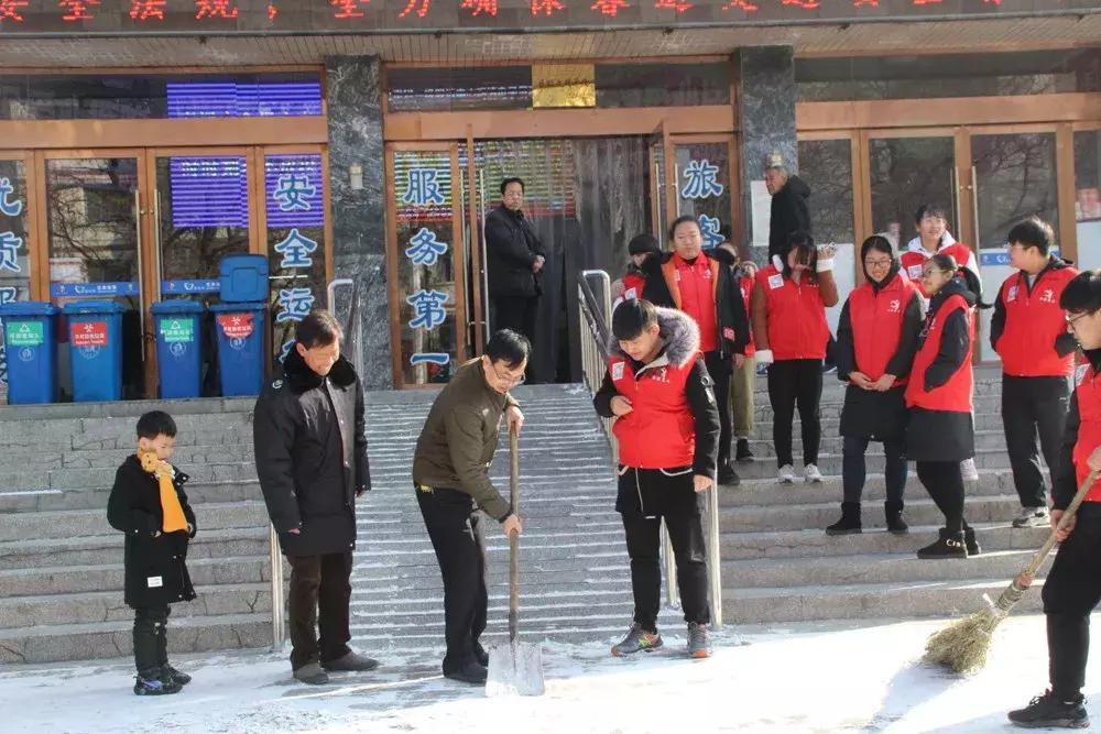 白银:爱心志愿者成为汽车站春运一道最亮风景线