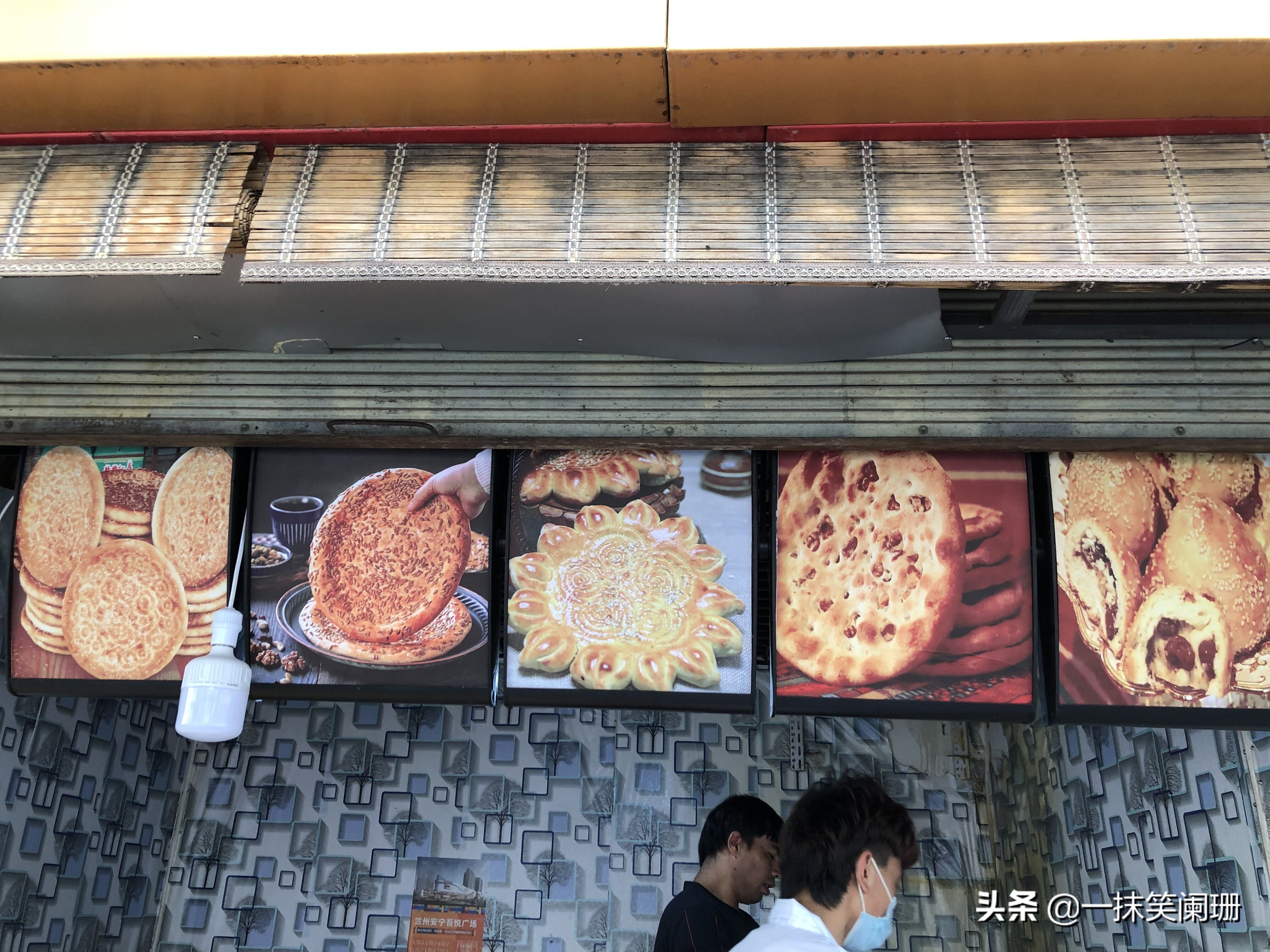 小区里新开了家烤肉店,乌鲁木齐有一个特别火馕店