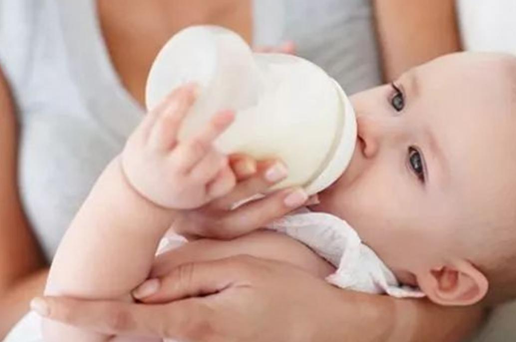 宝宝吃完母乳就睡，躺下不一会就醒？摸清孩子喂养规律家长更轻松