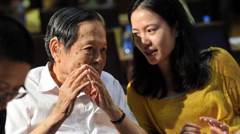 杨振宁与翁帆参加画展,和杨振宁结婚后翁帆的事业状况