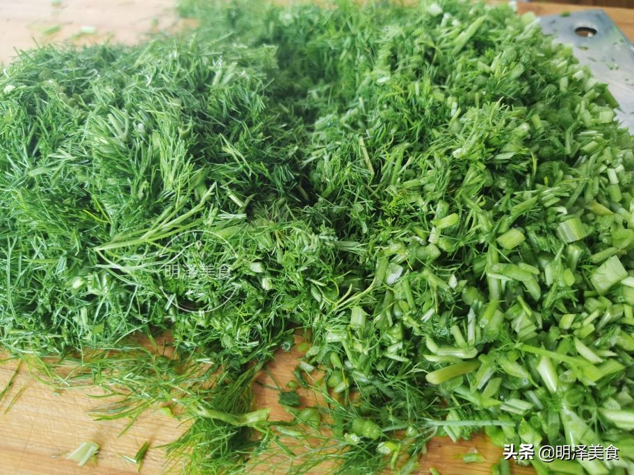 这种蔬菜很少生虫，用它做馅蒸包子，味道鲜香，我一次能吃四五个