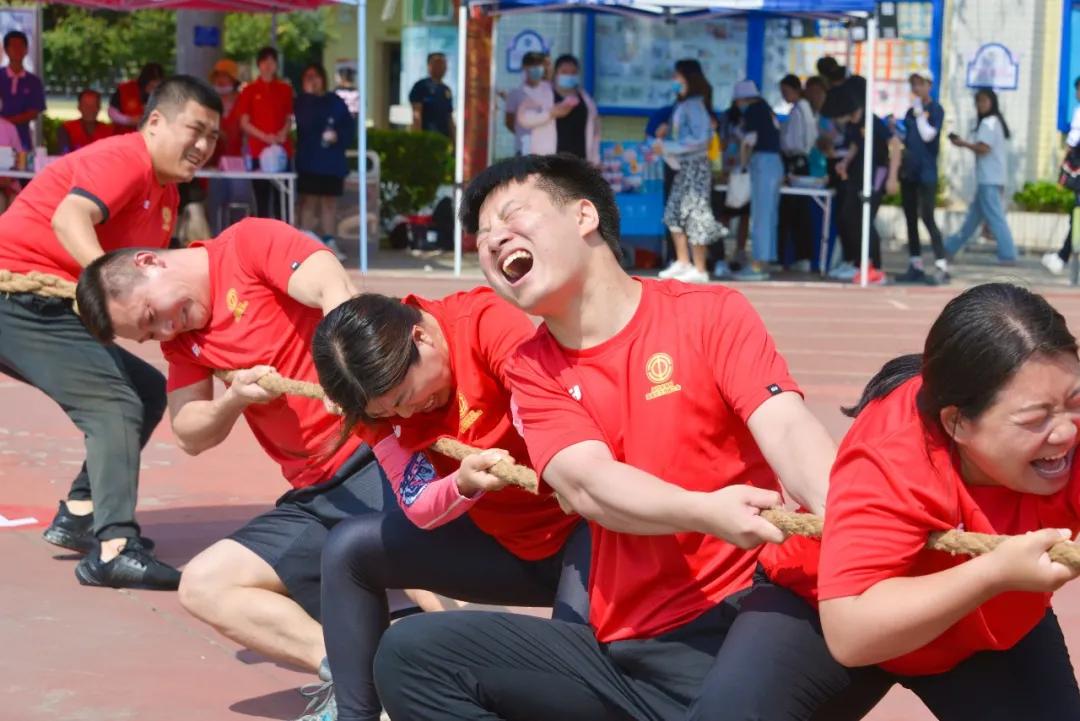 “老师，你拔河的样子真美！”“谁拍的赶紧撤！！！”