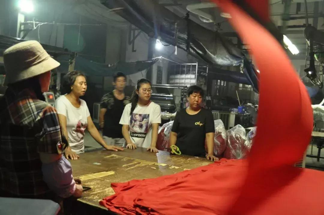 印染厂一般工人工资多少钱,服装厂的小姑娘一个月挣6000少吗