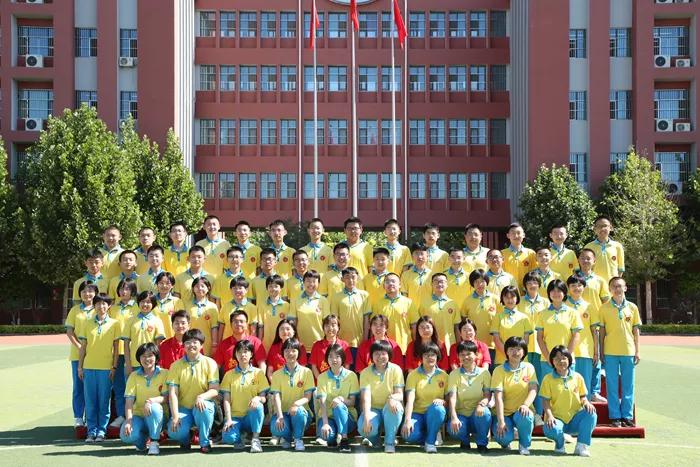 凝聚集体力量的班徽,团结友爱拼搏进取班徽