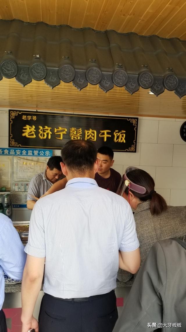 济宁比较有名气的甏肉干饭,山东济宁最有名的小吃的甏肉干饭