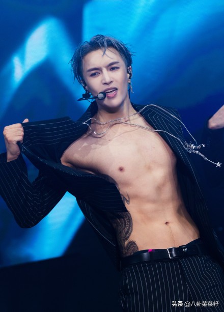 张艺兴泰国曼谷演唱会偶像练习生,张艺兴开演唱会露腹肌