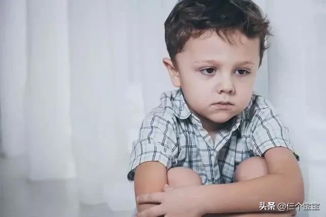 孩子总是咬衣服咬被子是怎么回事,孩子为啥老爱咬衣服