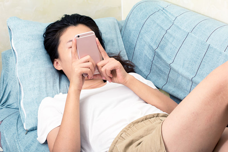 女孩迷恋手机怎么办,青春期女生沉迷于手机怎么办