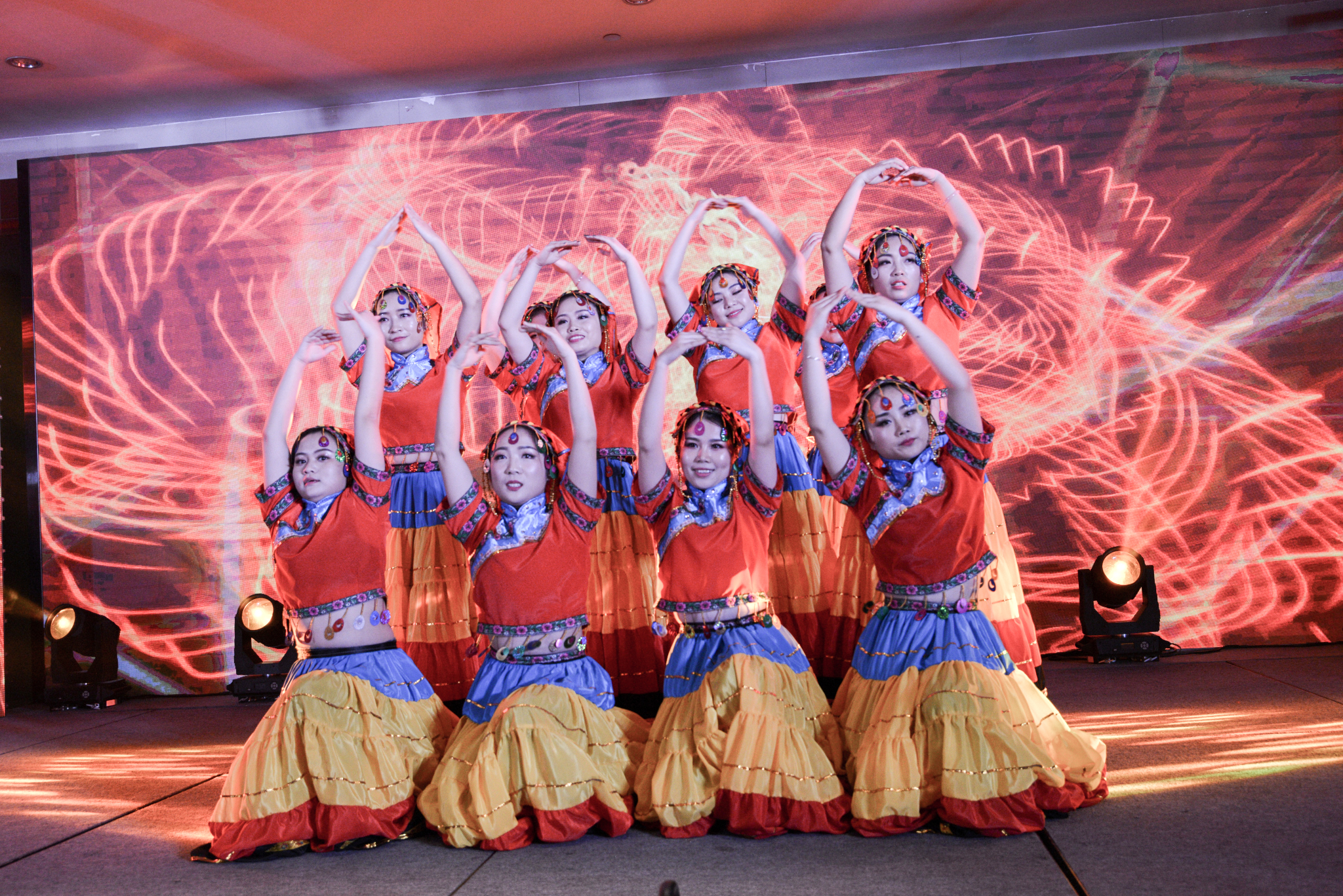 超越蝶变拜年视频,超越蝶变升华主持稿