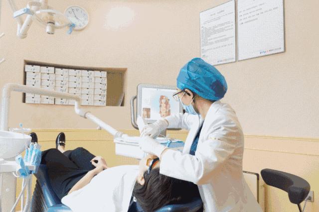 超详细的牙齿矫正过程,重叠牙齿矫正变化过程