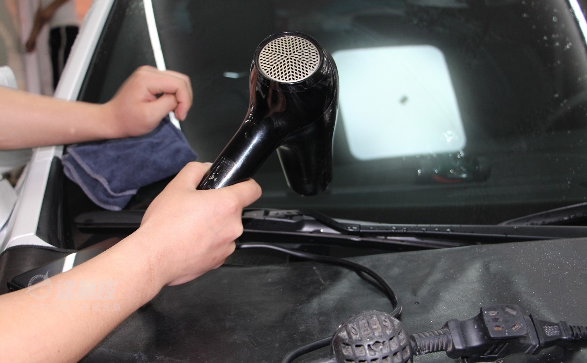 汽车玻璃裂纹可这样修复,502胶水能修复玻璃裂纹吗