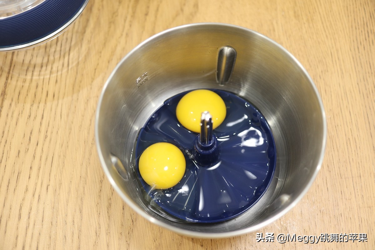 只需要鸡蛋面粉和酸奶做的蛋糕,用一个鸡蛋和蛋糕粉做早餐