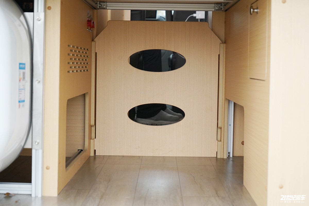 想要大空间?没门!恒温系统打造舒适二人世界,卫航V590B型房车