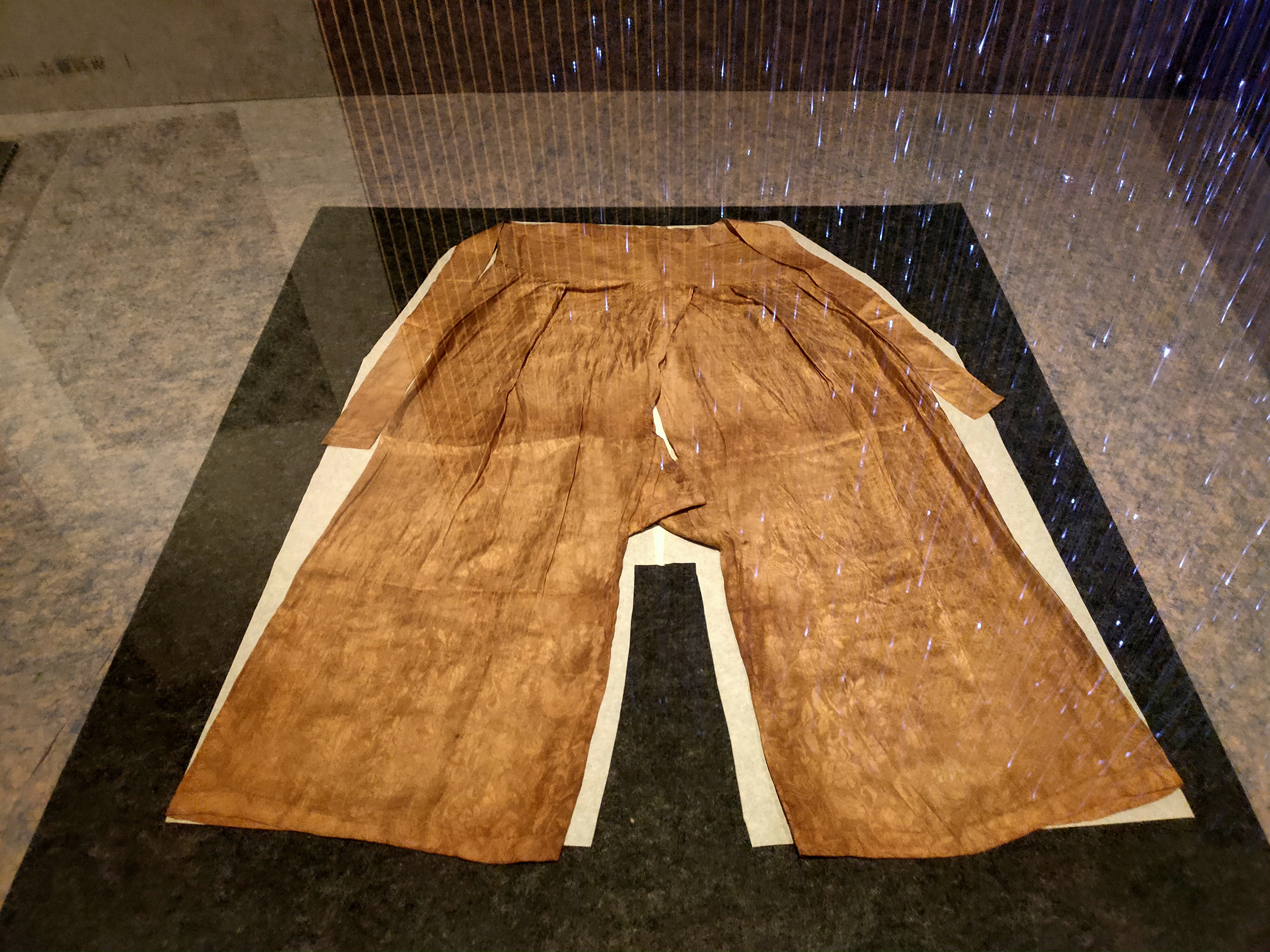 南宋黄昇墓中的开裆裤和合裆裤：裤腿肥大、形状奇怪，应该怎么穿