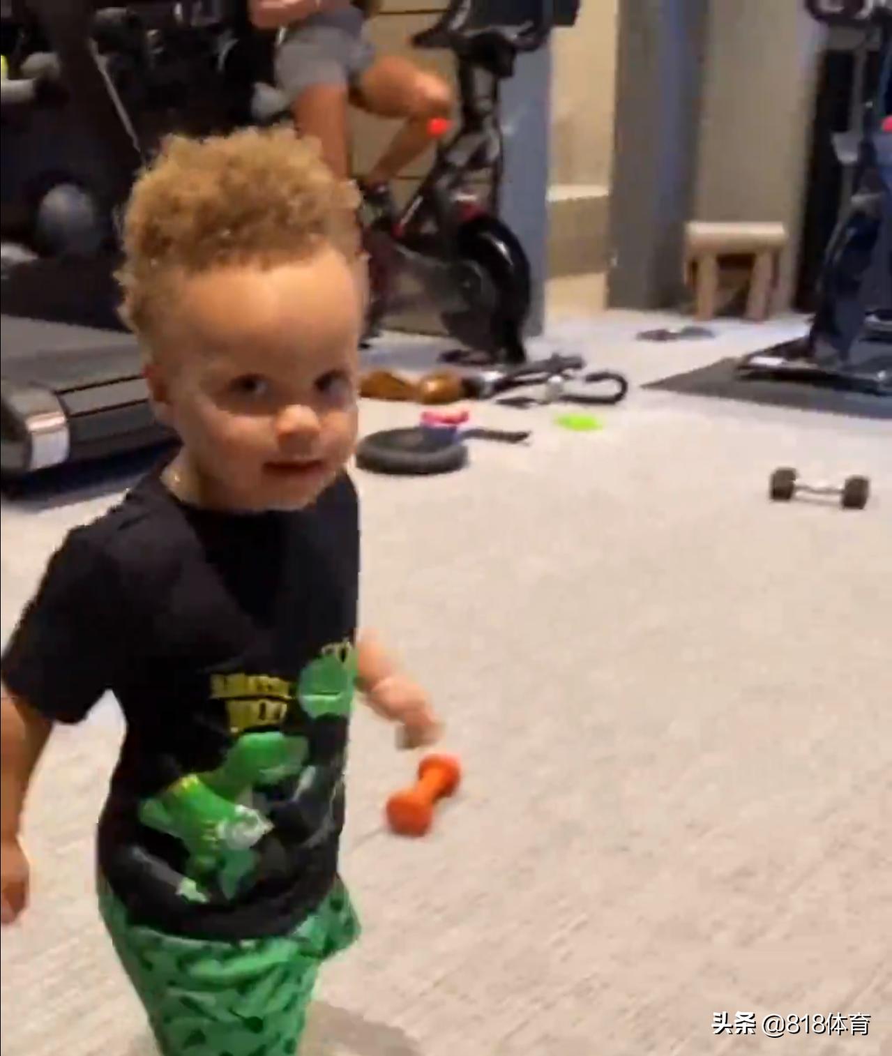 朴实!库里16天没投篮妻子买来篮球架,傻库花5小时组装,3分线没画