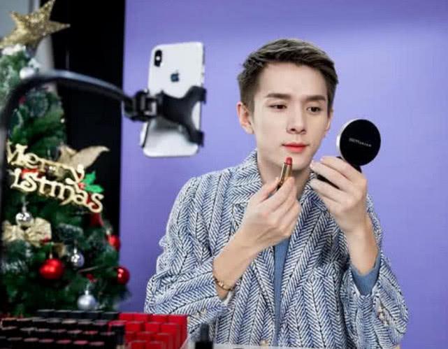 神奇的李佳琦:5分钟卖1.5万支口红,大败马云,连章子怡也心动