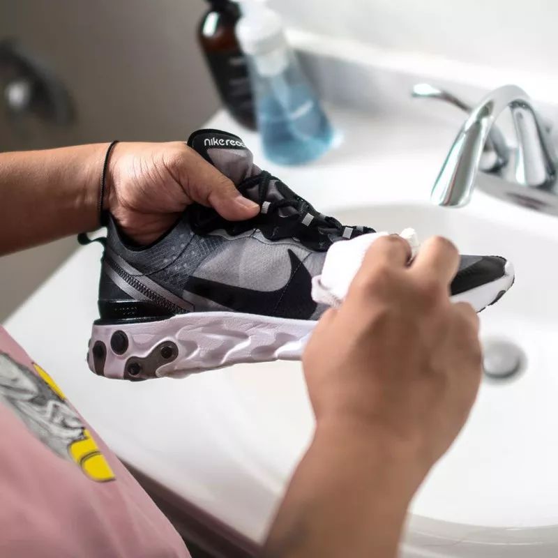 球鞋脏了怎么处理,球鞋表面脏了怎么清理