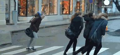 把护肤品穿在腿上是种什么体验?还能「显瘦10斤+超级保暖」