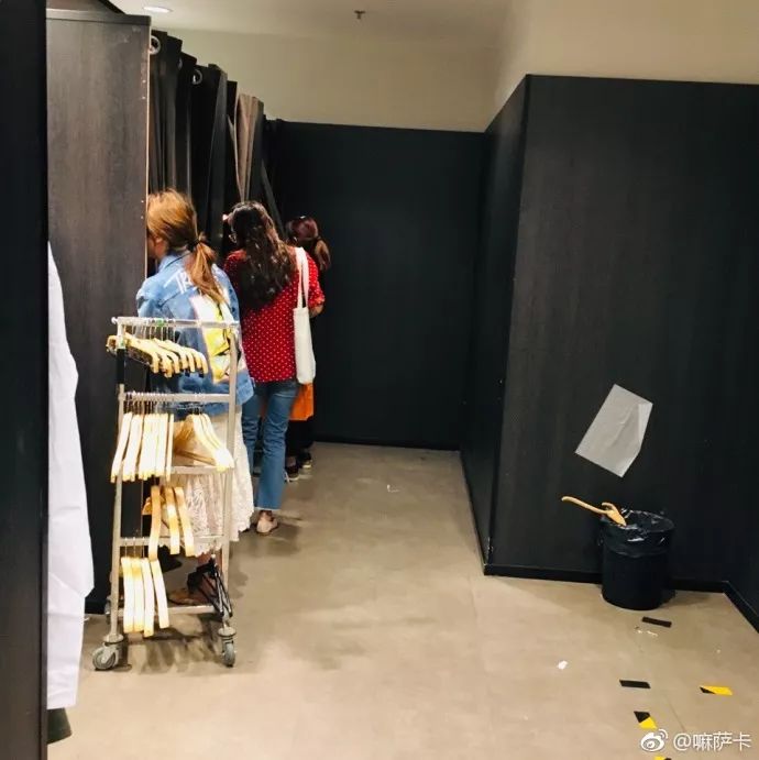 年轻姑娘霸占试衣间2小时，却只挑店里最丑的衣服试穿，还发朋友圈......