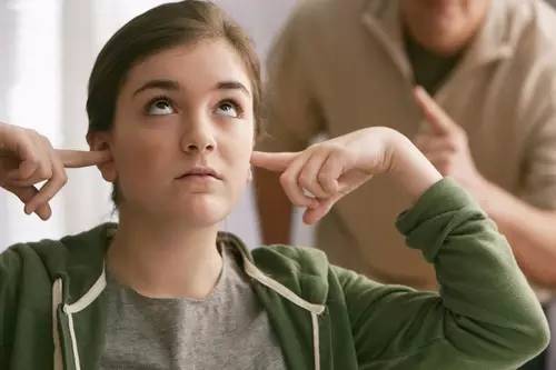 孩子出现严重叛逆期家长如何对待,女孩高中叛逆期家长怎样应对