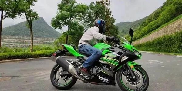 国内能上牌带abs的电动摩托车,国内大排量摩托车可以上牌吗