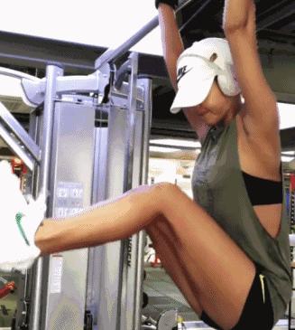 42岁翘臀“老阿姨”迷倒小16岁男友：年龄从来都不是借口