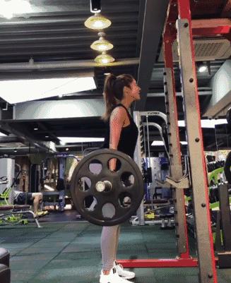 42岁翘臀“老阿姨”迷倒小16岁男友：年龄从来都不是借口