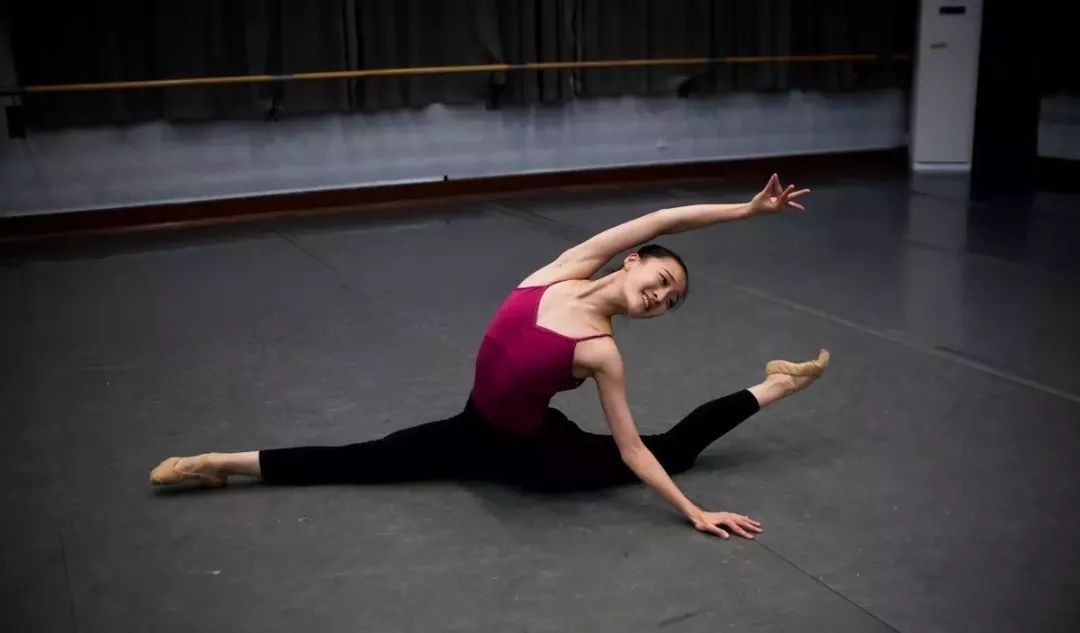 初学者跳舞上身僵硬怎样培养舞感,跳舞怎么跳才有节奏感