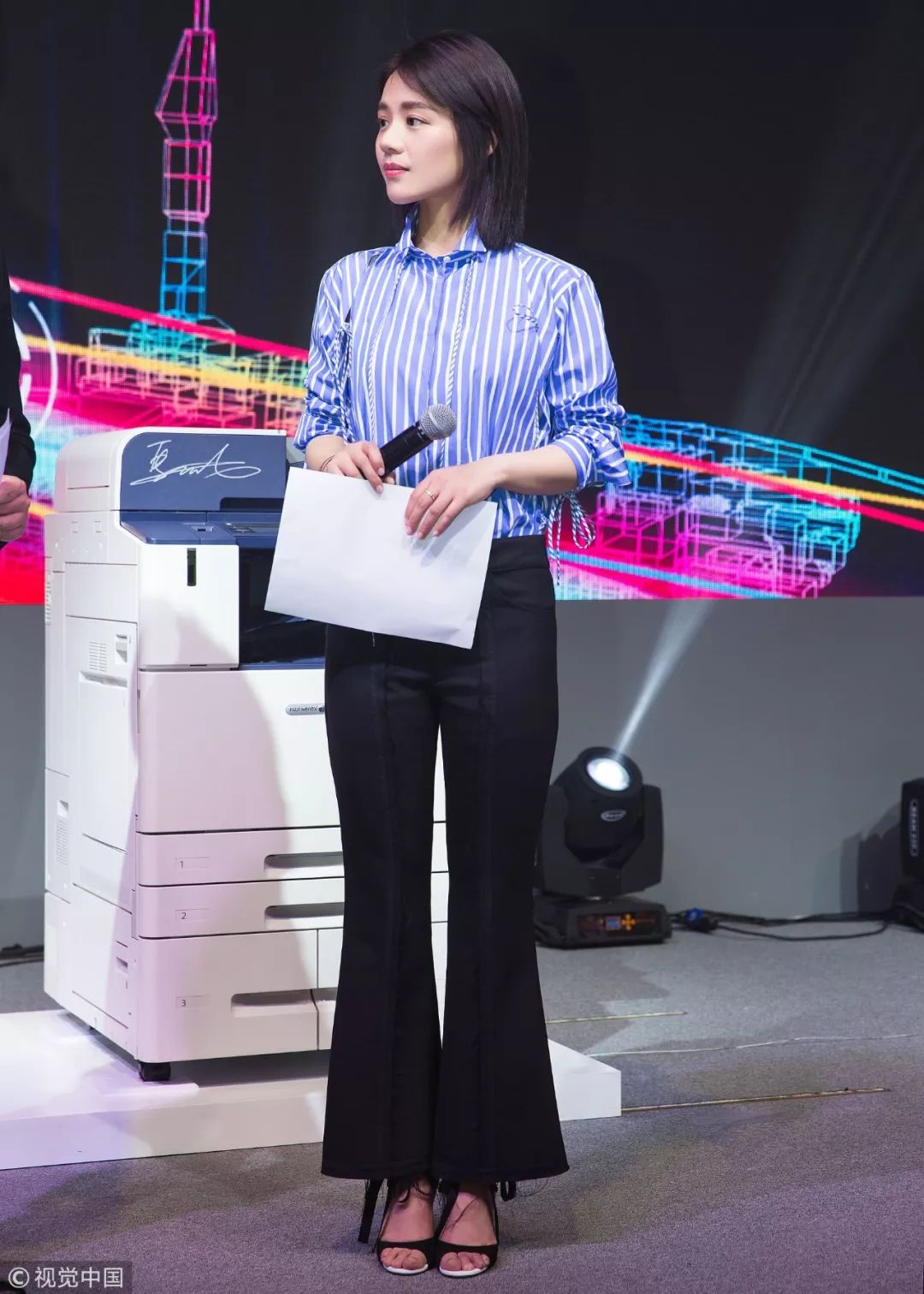 法式风情法国女人,法国女人穿搭法式