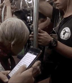 64岁陈道明偶遇84岁牛犇：不经意的动作，暴露了他真正的教养