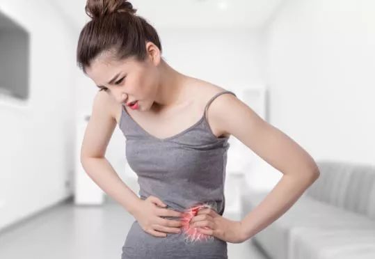 女子腹痛大便出血,女生突发腹泻严重脱水