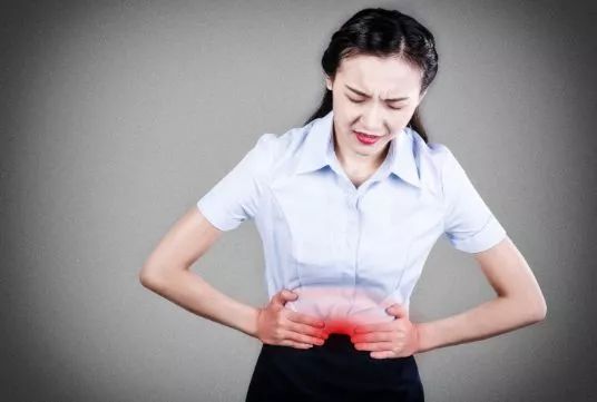 女子腹痛大便出血,女生突发腹泻严重脱水