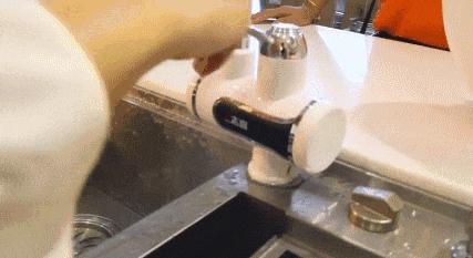 你还用这种水刷碗洗脸？也太可怜了