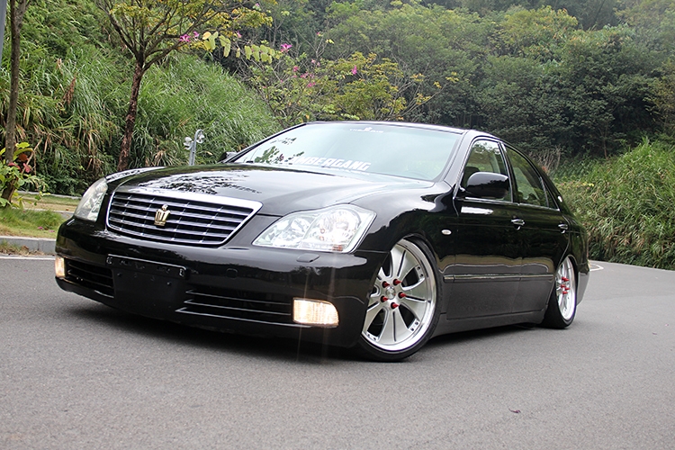 纯进口皇冠3.5四驱自吸丰田全能王,丰田皇冠新款suv20t四驱中配报价