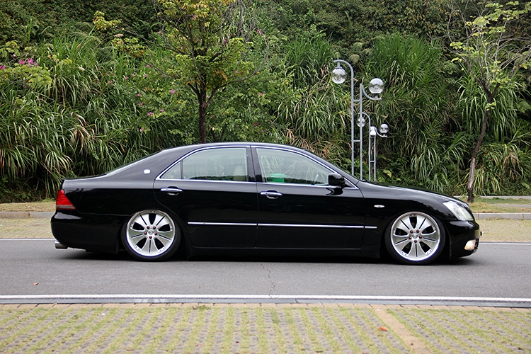 纯进口皇冠3.5四驱自吸丰田全能王,丰田皇冠新款suv20t四驱中配报价