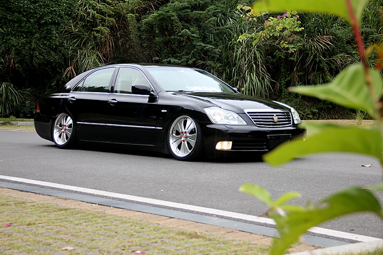 纯进口皇冠3.5四驱自吸丰田全能王,丰田皇冠新款suv20t四驱中配报价