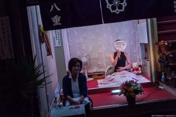 俄罗斯记者闯入日本*灯区红**，冒死*拍偷**下了大量照片