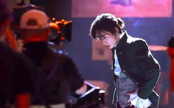 演员朱一龙不忘初心砥砺前行,朱一龙对演员职业始终保持敬畏