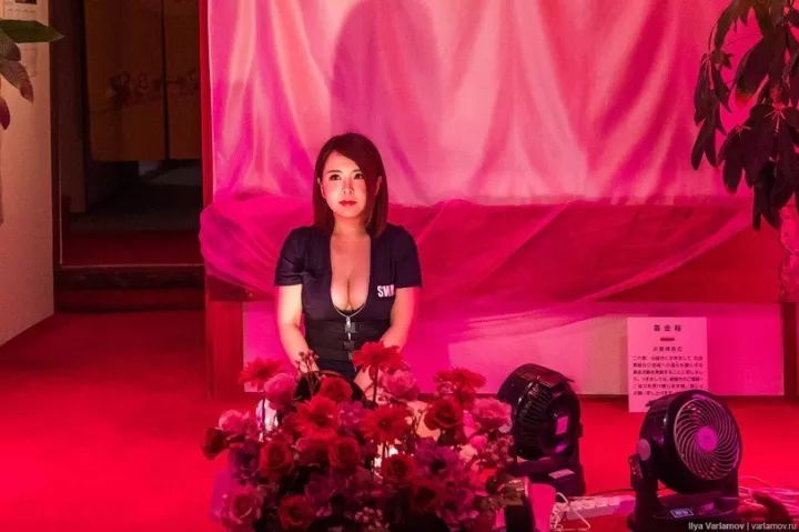 俄罗斯记者闯入日本*灯区红**，冒死*拍偷**下了大量照片