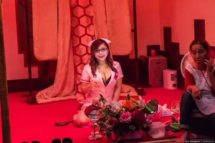 俄罗斯记者闯入日本*灯区红**，冒死*拍偷**下了大量照片