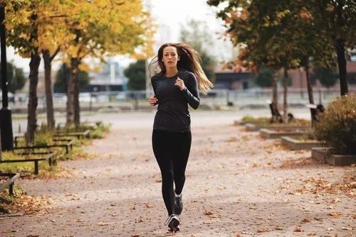 涔颁簡璺戦瀷浣嗘槸璺戞杩樻槸寰堢疮,涔拌窇闉嬭窇姝ユ槸娴垂閽卞悧