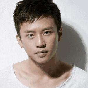 再说一次：女人一旦40，出门戴帽子，瞧下图，40像20，谁戴谁美