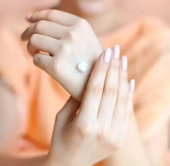 粗糙又脱皮的手适合什么手霜,润手霜改善粗糙细纹