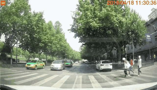 西安抓拍闯红灯视频,西安行人闯红灯抓拍通报