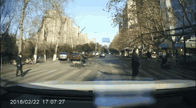 西安抓拍闯红灯视频,西安行人闯红灯抓拍通报